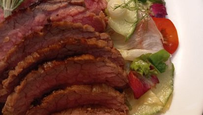 Hovězí pupek - flank steak na grilu