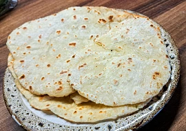 Indický naan s česnekem