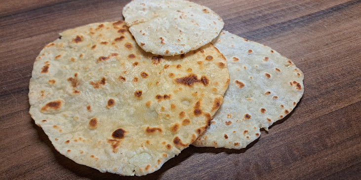 Indický naan s česnekem