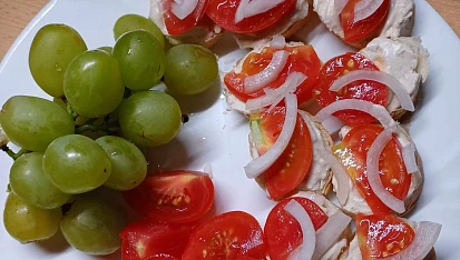 Očková pomazánka na jednohubky, ozdobeno domácí rajčátka ,cibulka a nakonec hrozna ze zahrádky