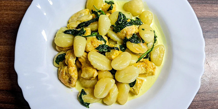 Zrychlené smetanové gnocchi s kuřecím a špenátem