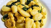 Zrychlené smetanové gnocchi s kuřecím a špenátem