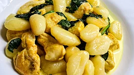 Zrychlené smetanové gnocchi s kuřecím a špenátem