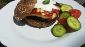 Halloumi burger s bazalkovým pestem