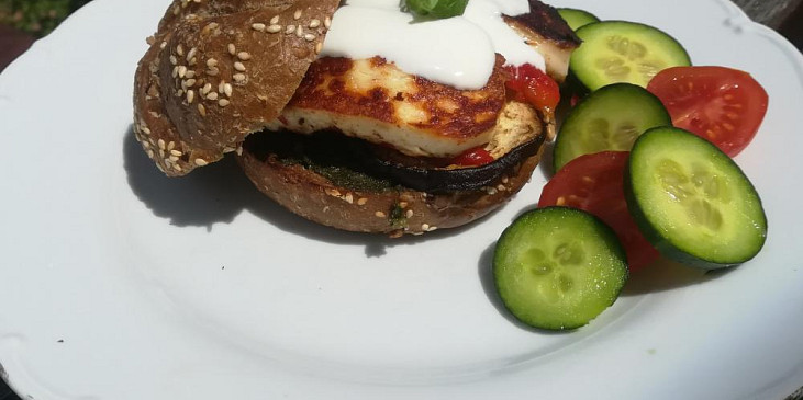 Halloumi burger s bazalkovým pestem