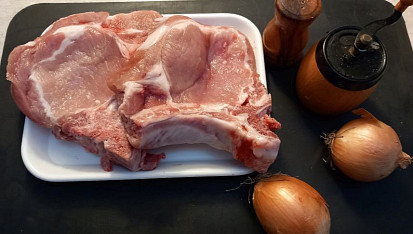 Vepřové kotlety s houbami a cherry rajčátky