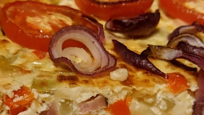 Slaný koláč z listového těsta se sýrem