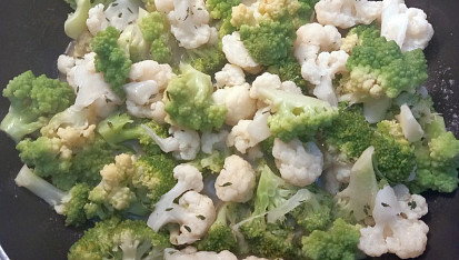 Restovaná směs květáku, brokolice a romanesca