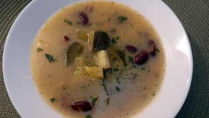 Fazolová polévka s cuketou a řapíkem