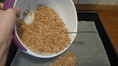 Domácí zapékané müsli s vlašskými ořechy, skořicí a brusinkami