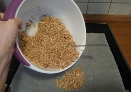 Domácí zapékané müsli s vlašskými ořechy, skořicí a brusinkami