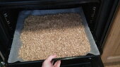 Domácí zapékané müsli s vlašskými ořechy, skořicí a brusinkami