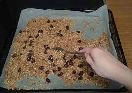 Domácí zapékané müsli s vlašskými ořechy, skořicí a brusinkami