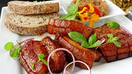 Pečený bůček s ovocnou salsou Pečený bůček s ovocnou salsou