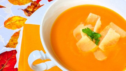 Krémová polévka z pečené dýně se zázvorem, chilli a parmezánem