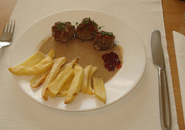 Köttbullar (Podáváme s hranolky, nebo s lahodnou bramborovou kaší.)