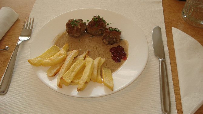 Köttbullar, Podáváme s hranolky, nebo s lahodnou bramborovou kaší.