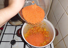 Polévka z červené čočky se zázvorem a chilli