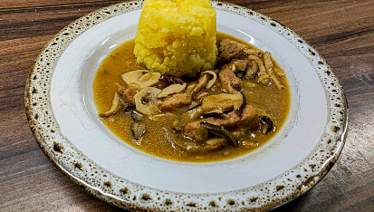 Vepřové s houbovou omáčkou a šťouchanými bramborami