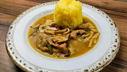 Vepřové s houbovou omáčkou a šťouchanými bramborami