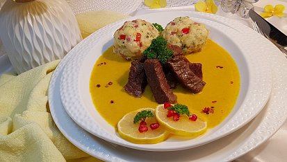 Hovězí na kořenové zelenině a špekové knedlíky s kapií v pomalém hrnci