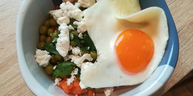 Batátová buddha bowl s vajíčkem