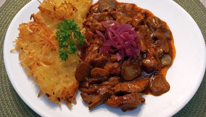 Vepřová kýta na žampionech a okurkách