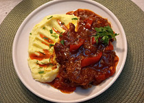 Dušená krkovice na cibuli, rajčatové pastě a medu