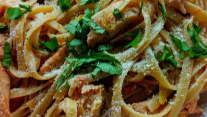 Těstoviny linguine s kuřecím masem, pórkem a rajčaty