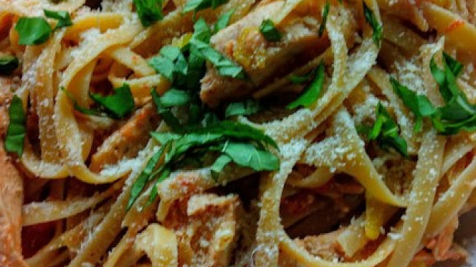 Těstoviny linguine s kuřecím masem, pórkem a rajčaty