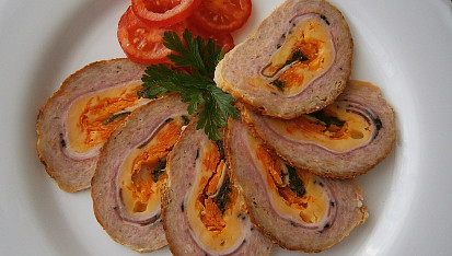 Kuřecí mletá roláda pečená ve vepřové tukové bláně