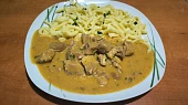 Vepřové kostky na česneku a rajčatovém pyré v pomalém hrnci