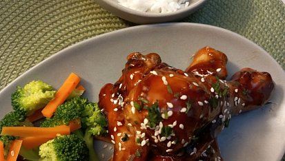 Kuřecí paličky teriyaki s brokolicí a mrkví
