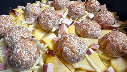 Hlávkové zelí, mleté kuličky a brambory v jednom pekáčku