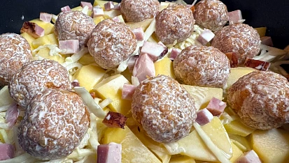 Hlávkové zelí, mleté kuličky a brambory v jednom pekáčku
