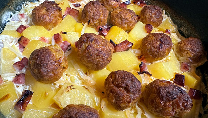 Hlávkové zelí, mleté kuličky a brambory v jednom pekáčku