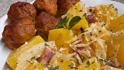 Hlávkové zelí, mleté kuličky a brambory v jednom pekáčku