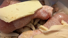 Kuřecí paličky pečené na cibuli, koření a slanině