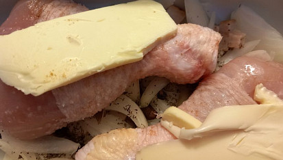 Kuřecí paličky pečené na cibuli, koření a slanině
