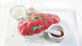 Pomalu pečená hovězí kýta v cibuli