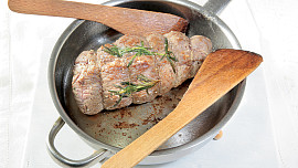 Pomalu pečená hovězí kýta v cibuli