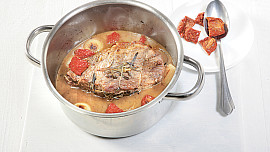 Pomalu pečená hovězí kýta v cibuli