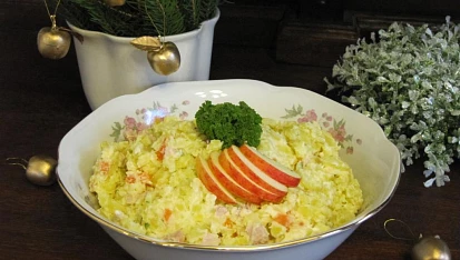 Vánoční bramborový salát s jablkem