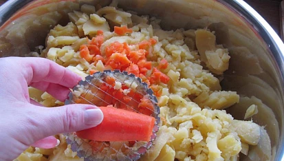 Vánoční bramborový salát s jablkem