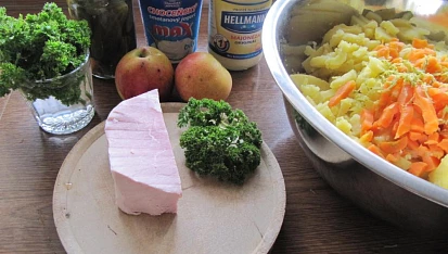 Vánoční bramborový salát s jablkem