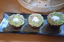 Poprvé jsem zkoušela zdobit muffiny krémem. Je moc dobrý a jednoduchý.