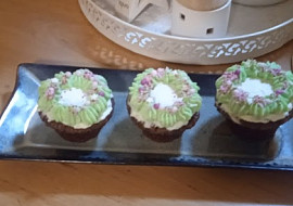 Lehký tvarohový krém (nejen) na cupcakes (Poprvé jsem zkoušela zdobit muffiny krémem. Je moc dobrý a jednoduchý.)