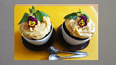 Mug cake s karamelovým tvarohem