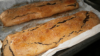 Sakrajda - perníkový závin s povidly a ořechy