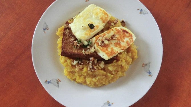 Dýňovo-čočkové pyré s grilovaným tofu a sýrem halloumi